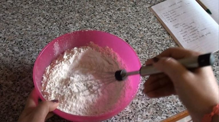 Crostata con crema di zucca e ricotta: miscelare zucchero, farina e vanillina
