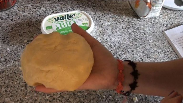 Crostata con crema di zucca e ricotta: far riposare in frigo la pasta frolla