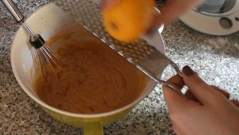 Crostata con crema di zucca e ricotta: aggiungere la buccia di limone