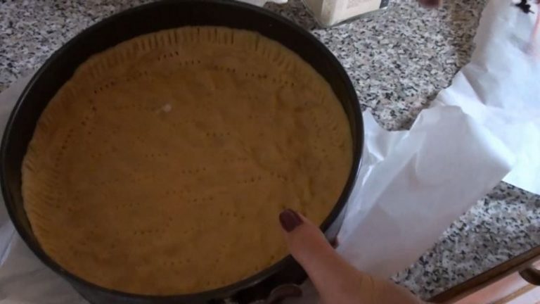 Crostata con crema di zucca e ricotta: disporre la frolla nella teglia