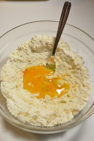 Crostoli al forno: aggiungere gli ingredienti