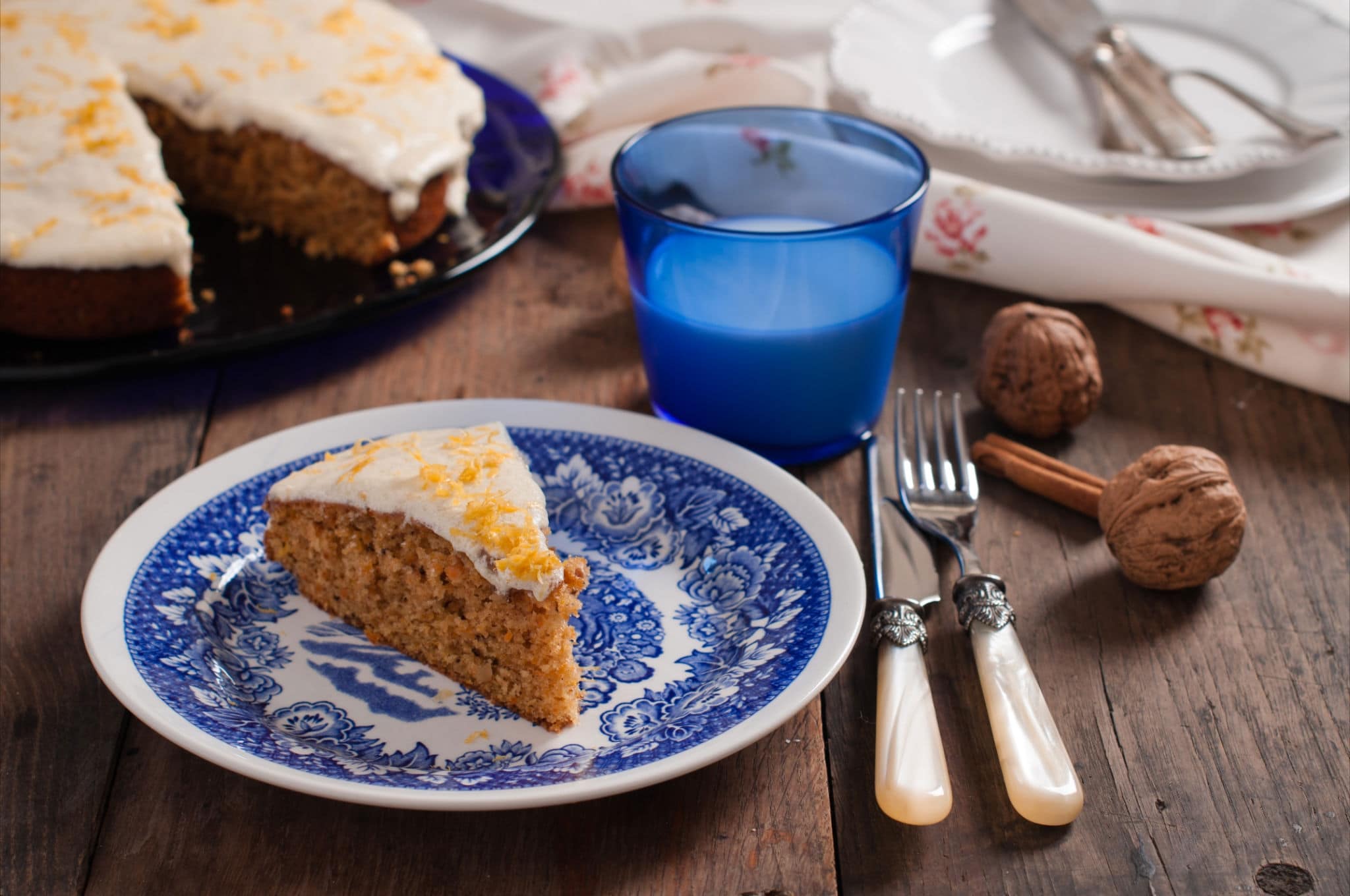 Torta di carote e noci con glassa al limone