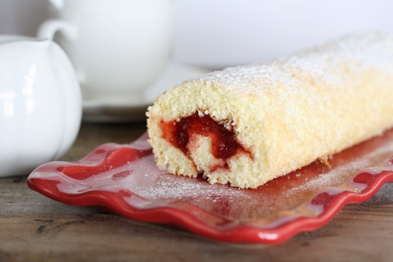 Rotolo al limone e vaniglia farcito con marmellata di fragole