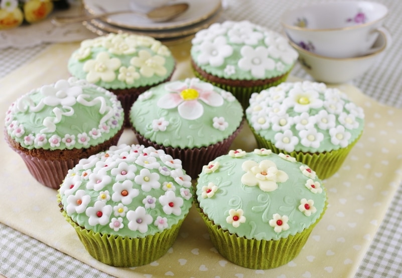 Cupcake fioriti al cacao e cioccolato bianco