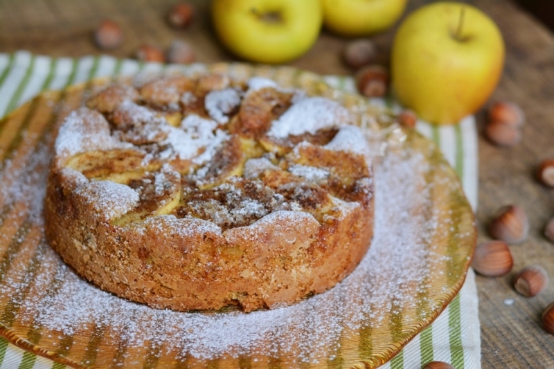 Torta alle mele con mandorle e nocciole