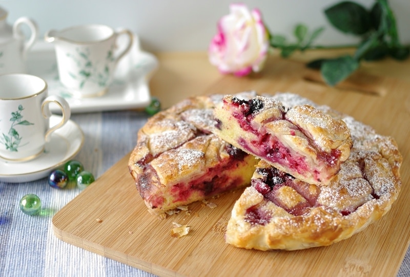Torta soffice sfogliata ai frutti di bosco