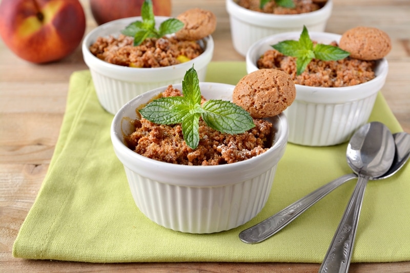 Pesche in crumble di amaretti