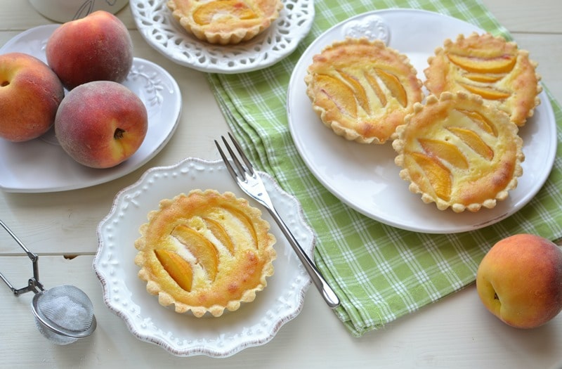 Crostatine pesche e cioccolato bianco