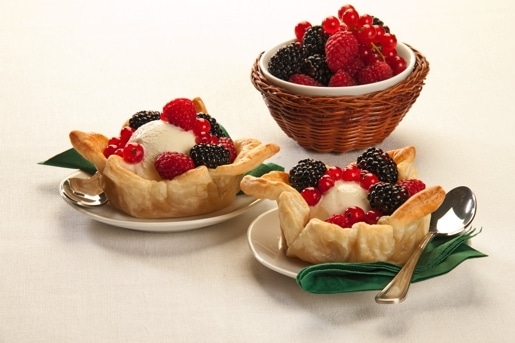 Cestini di sfoglia con gelato e frutti di bosco