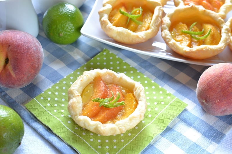 Sfoglie di pesche e lime