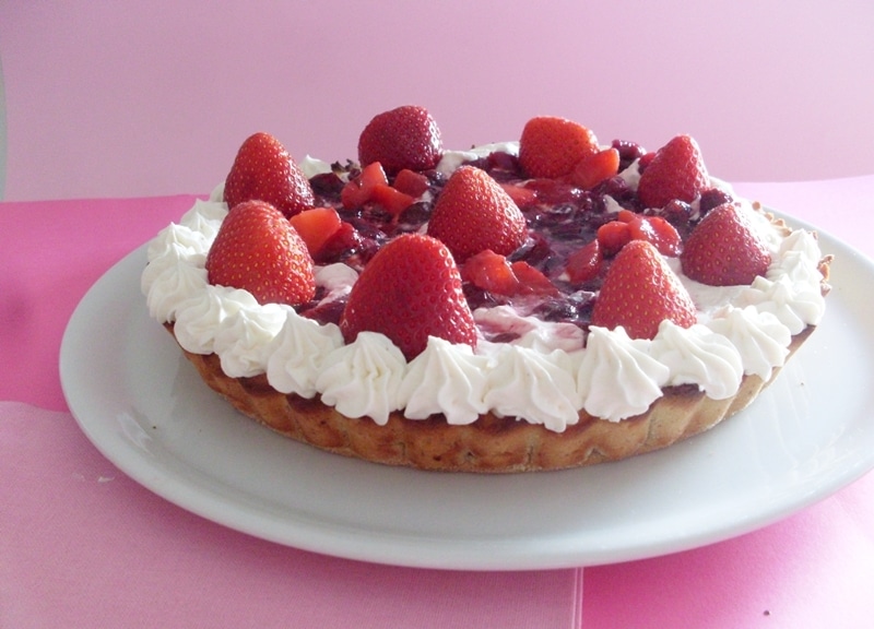 Crostata di mandorle con frutti rossi e panna