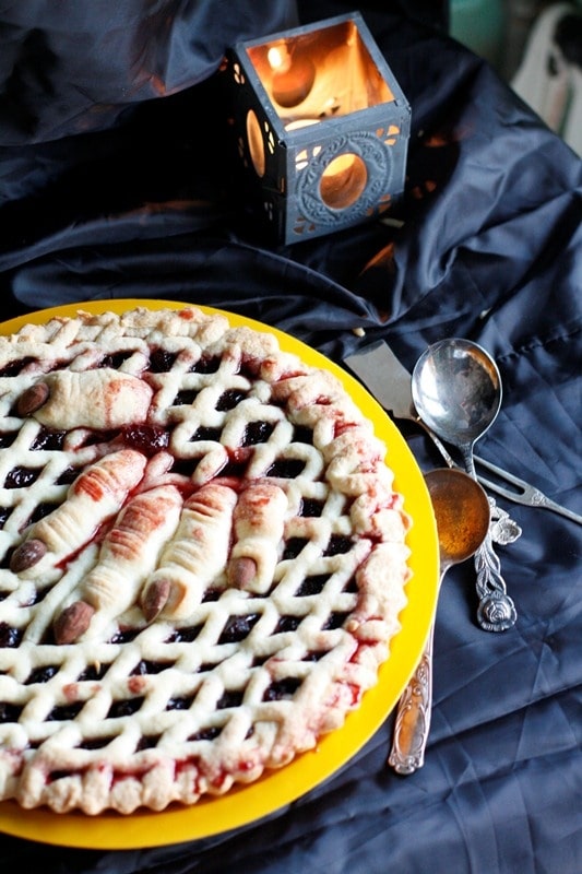 Crostata con sangue di amarene stregate