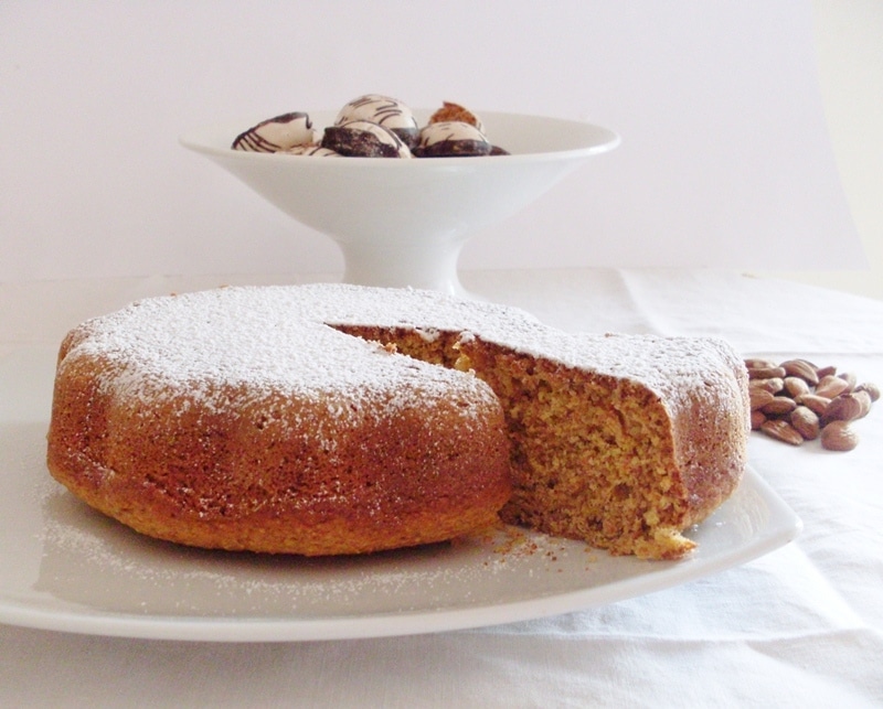 Torta di carote e mandorle, morbida e soffice