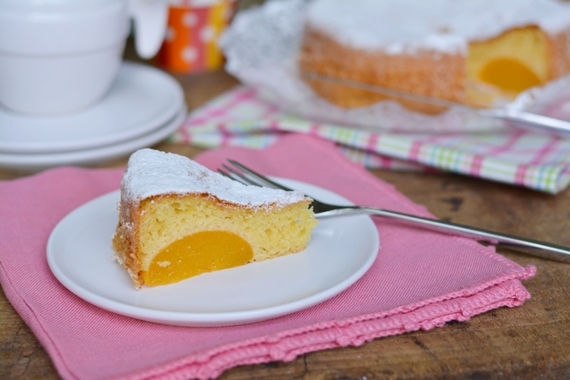 Torta alla vaniglia con pesche sciroppate