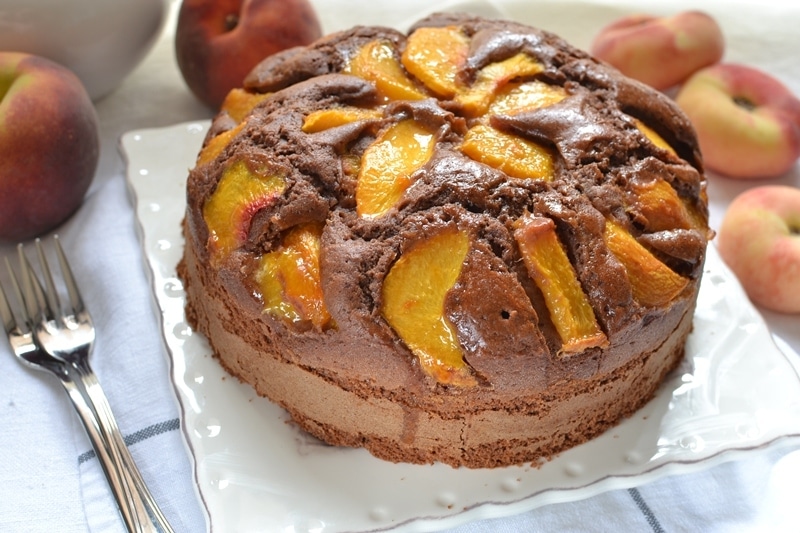 Torta cioccolato, pesche e amaretti
