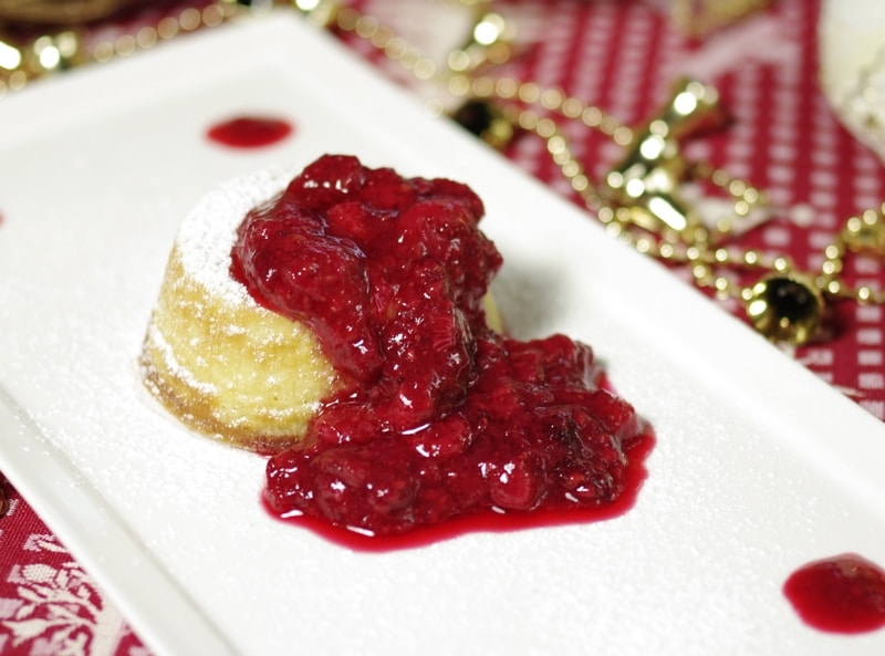 Tortini al cioccolato bianco, cuore tenero e frutti di bosco
