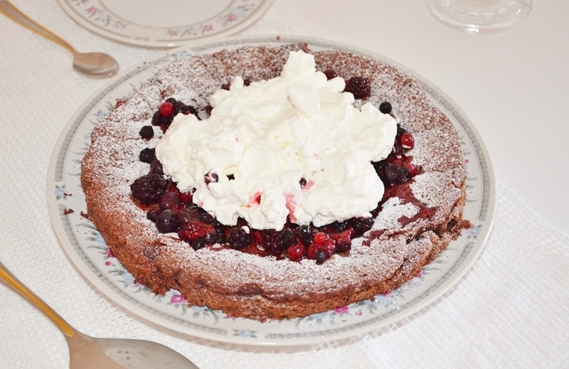 Torta cioccolato, panna e frutti di bosco