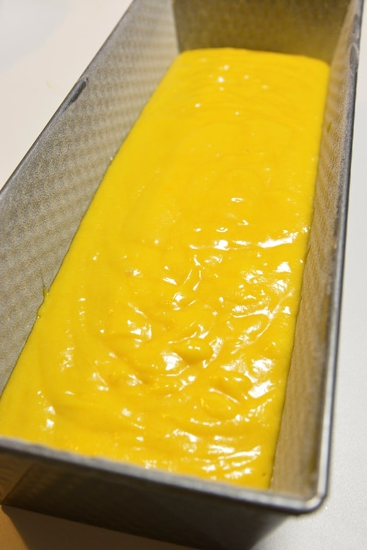 Plumcake al limone: versare in uno stampo da plumcake