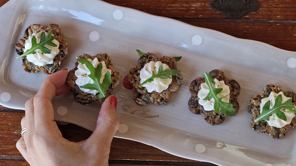 Tartine di semi con formaggio vegan