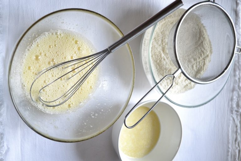 Torta fresca yogurt e fragole: il primo step