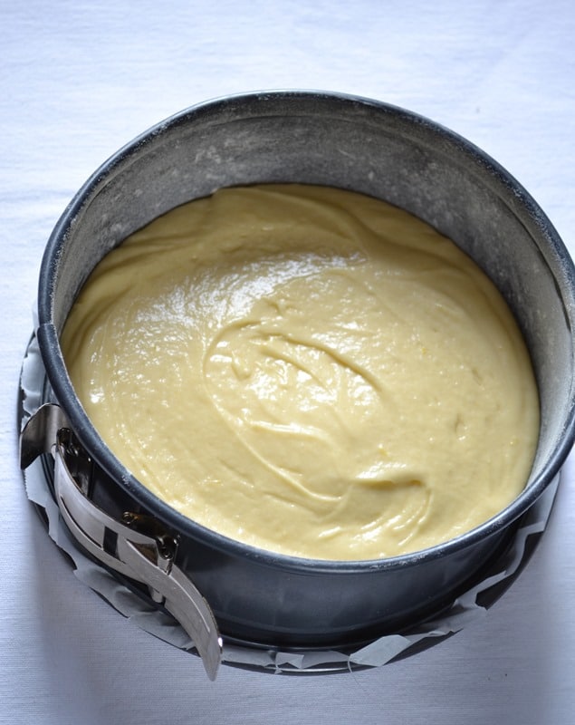 Torta fresca yogurt e fragole: versare nello stampo e infornare