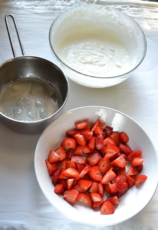 Torta fresca yogurt e fragole: tagliare le fragole