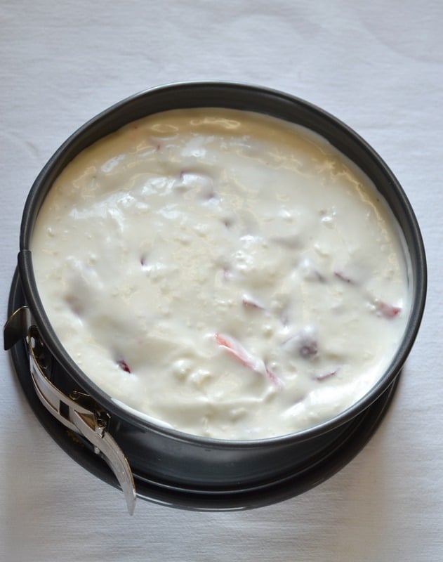 Torta fresca yogurt e fragole: unire le fragole al composto e versarlo nello stampo