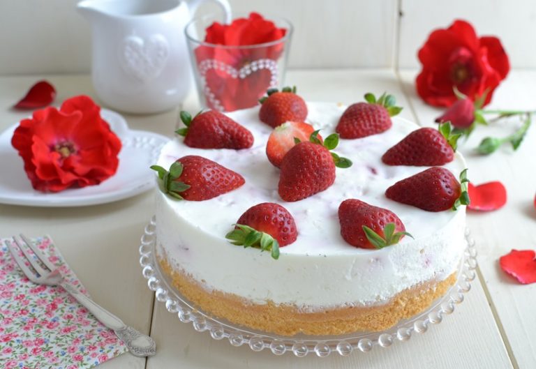 Torta fresca yogurt e fragole: servire la torta