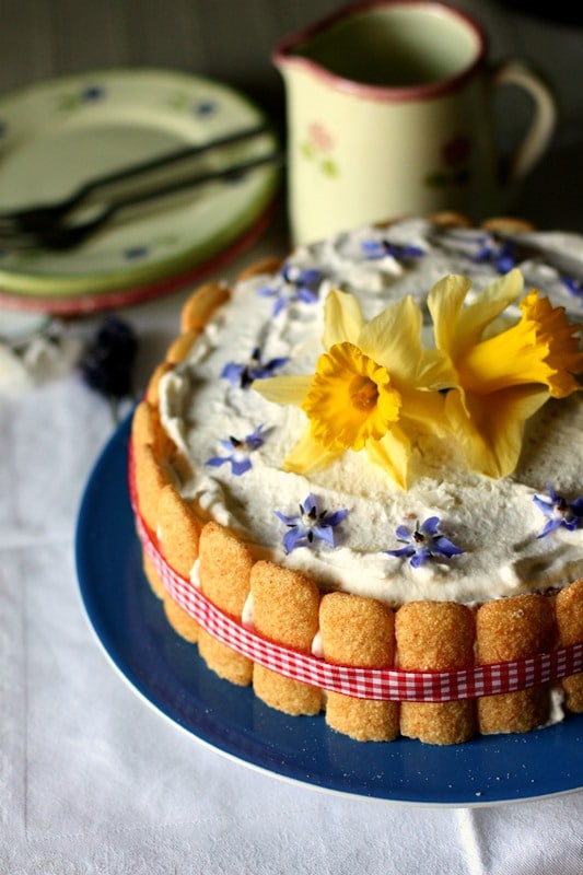 Torta primavera con marmellata: decorare con i fiori
