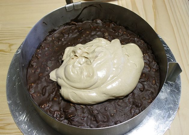 Torta sette veli: versare la crema sulla torta