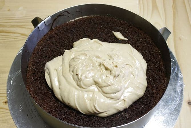 Torta sette veli: coprire il secondo disco di genoise
