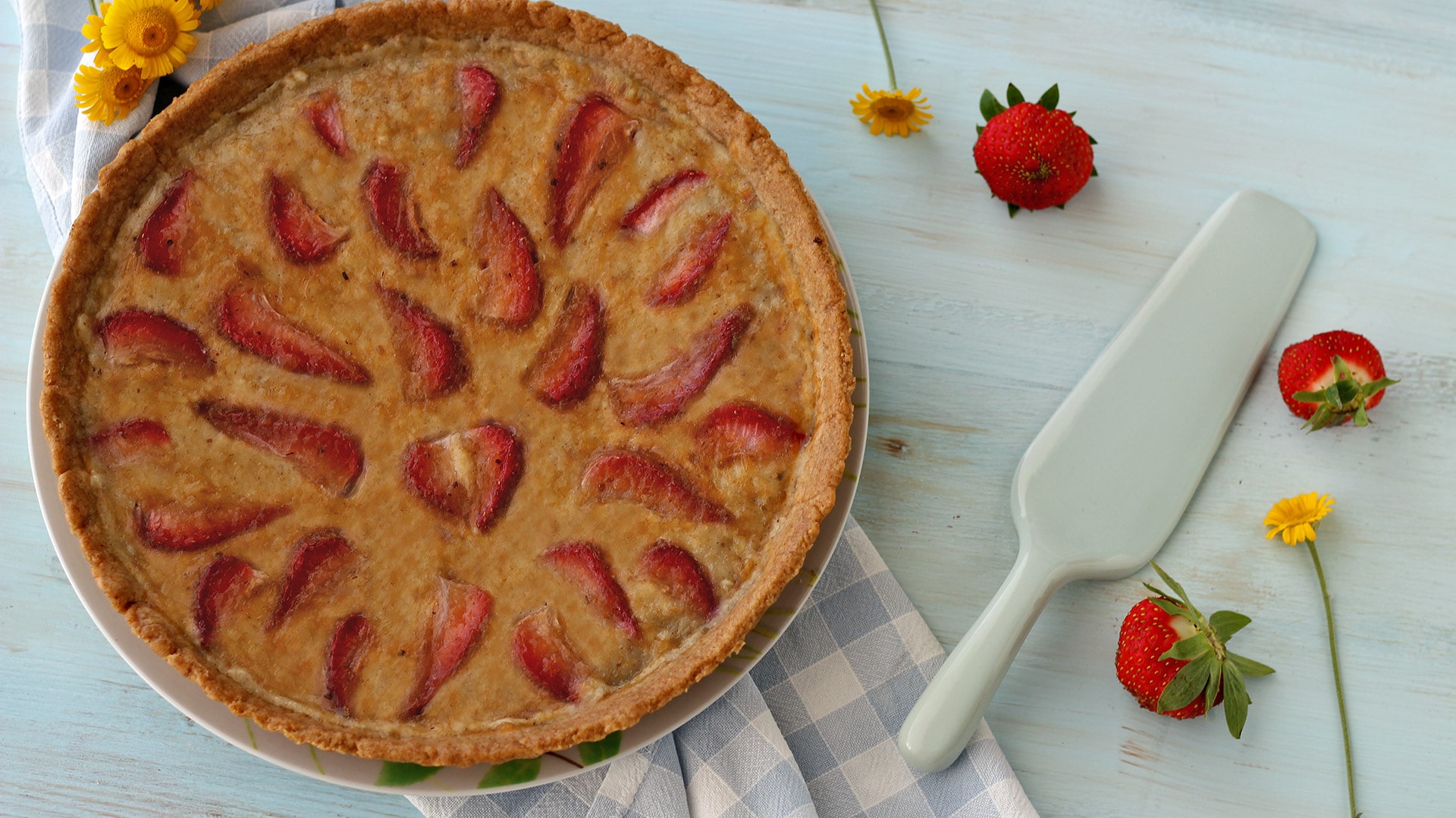 Crostata integrale con crema frangipane e fragole