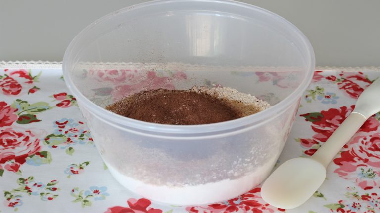 Preparazione torta al cioccolato vegana step 1
