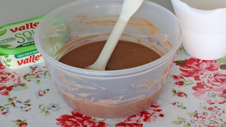 Preparazione torta al cioccolato vegana step 2
