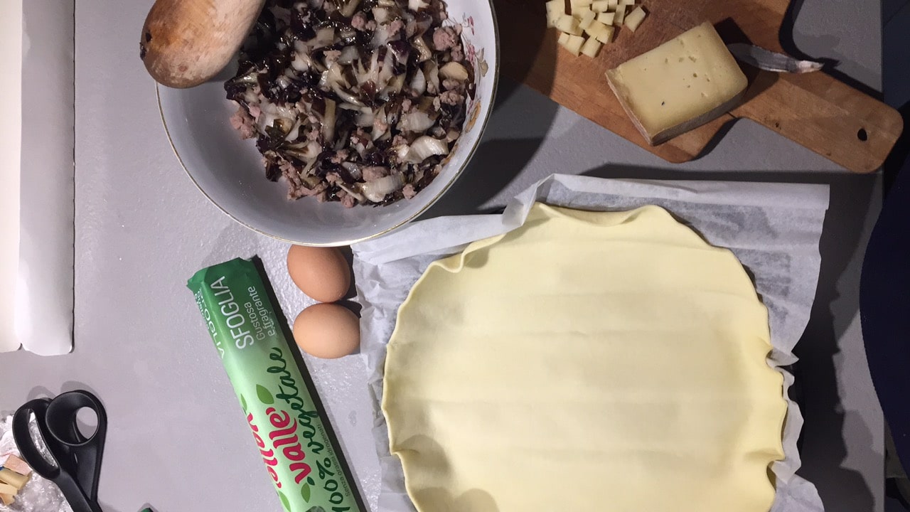 Torta sfoglia a base di di insalata trevisana, polpa di pere, gorgonzola e stracchino