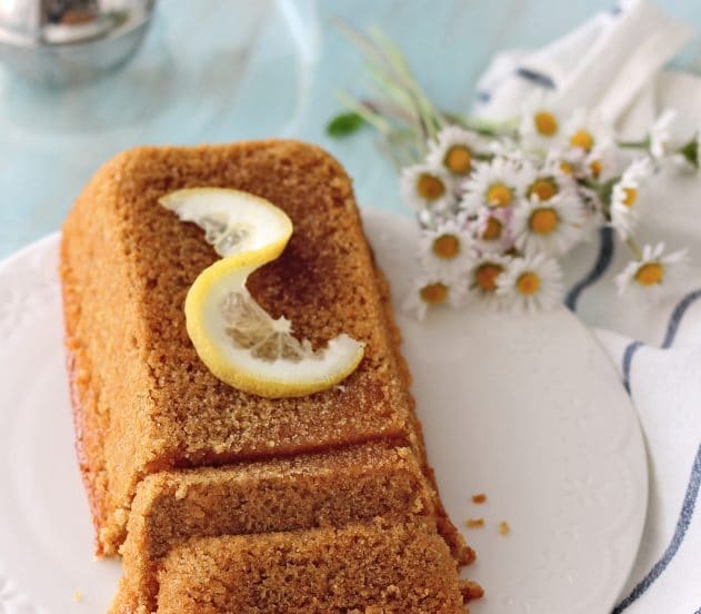 Un dolce leggero e profumato per ogni momento della giornata. Dalla colazione alla merenda alla coccola dopo cena, adatto agli intolleranti a uova e latte e a chi vuole alimentarsi in modo sano, senza rinunciare al gusto di una buona torta fatta in casa.