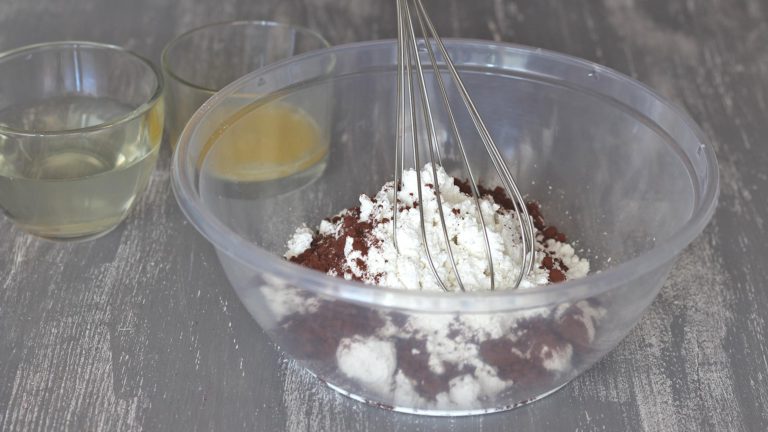 Crostata morbida al cacao, cocco e frutta fresca 1