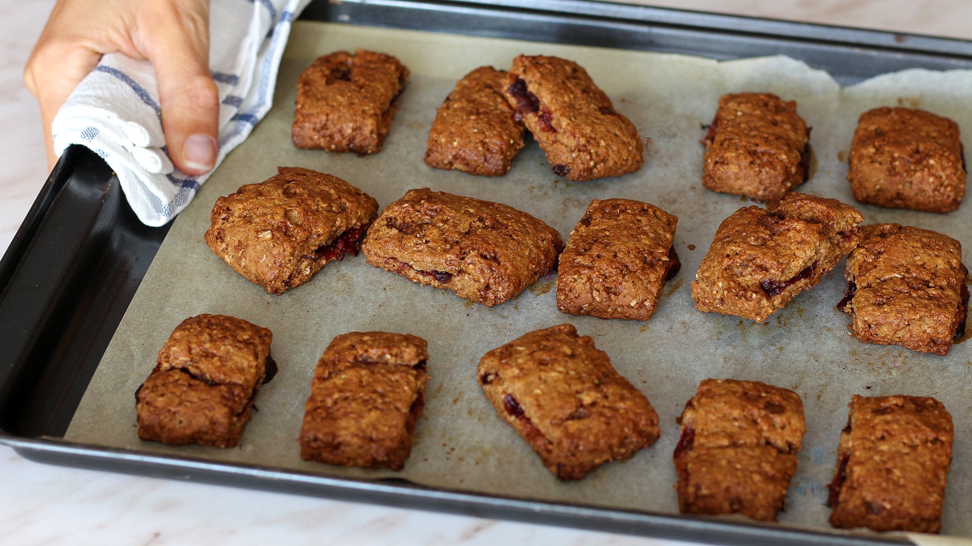 Biscotti integrali ripieni di marmellata