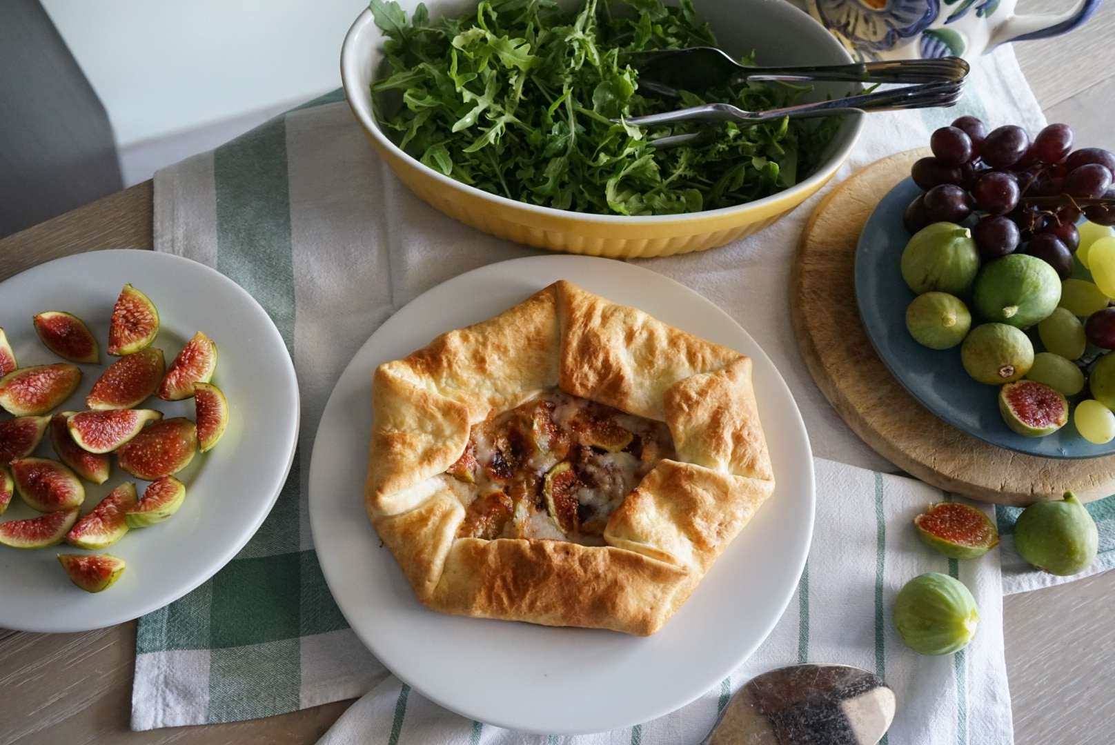 Galette di brisée con fichi e caprino