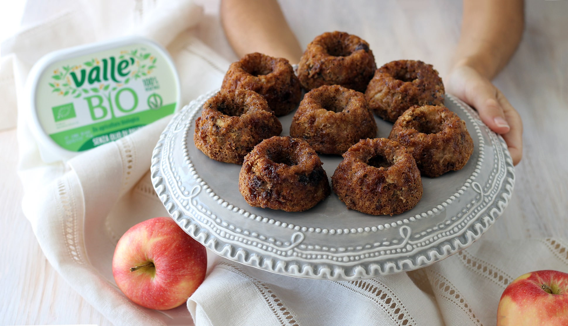 Bundt cakes alle mele , nocciole e cioccolato fondente