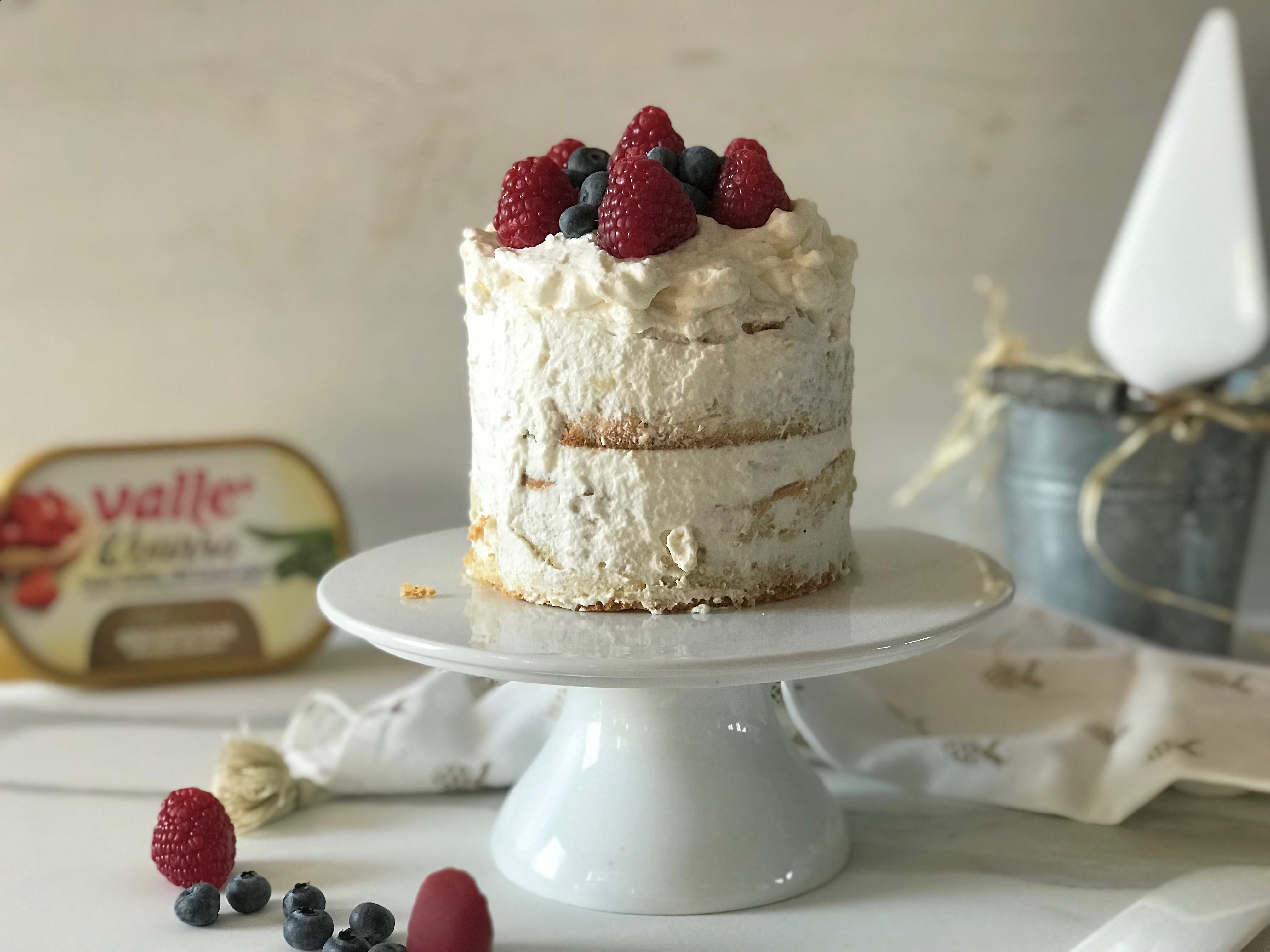 Torta con crema di pistacchio, panna e frutti di bosco
