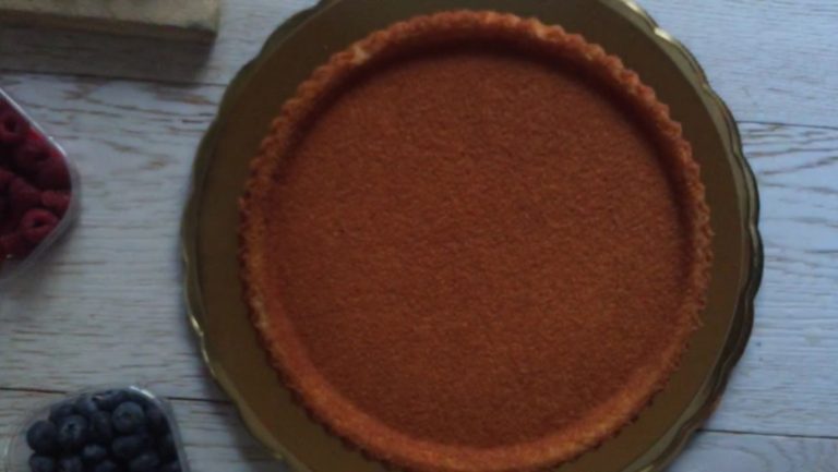 torta soffice con crema al limone e frutti rossi 1