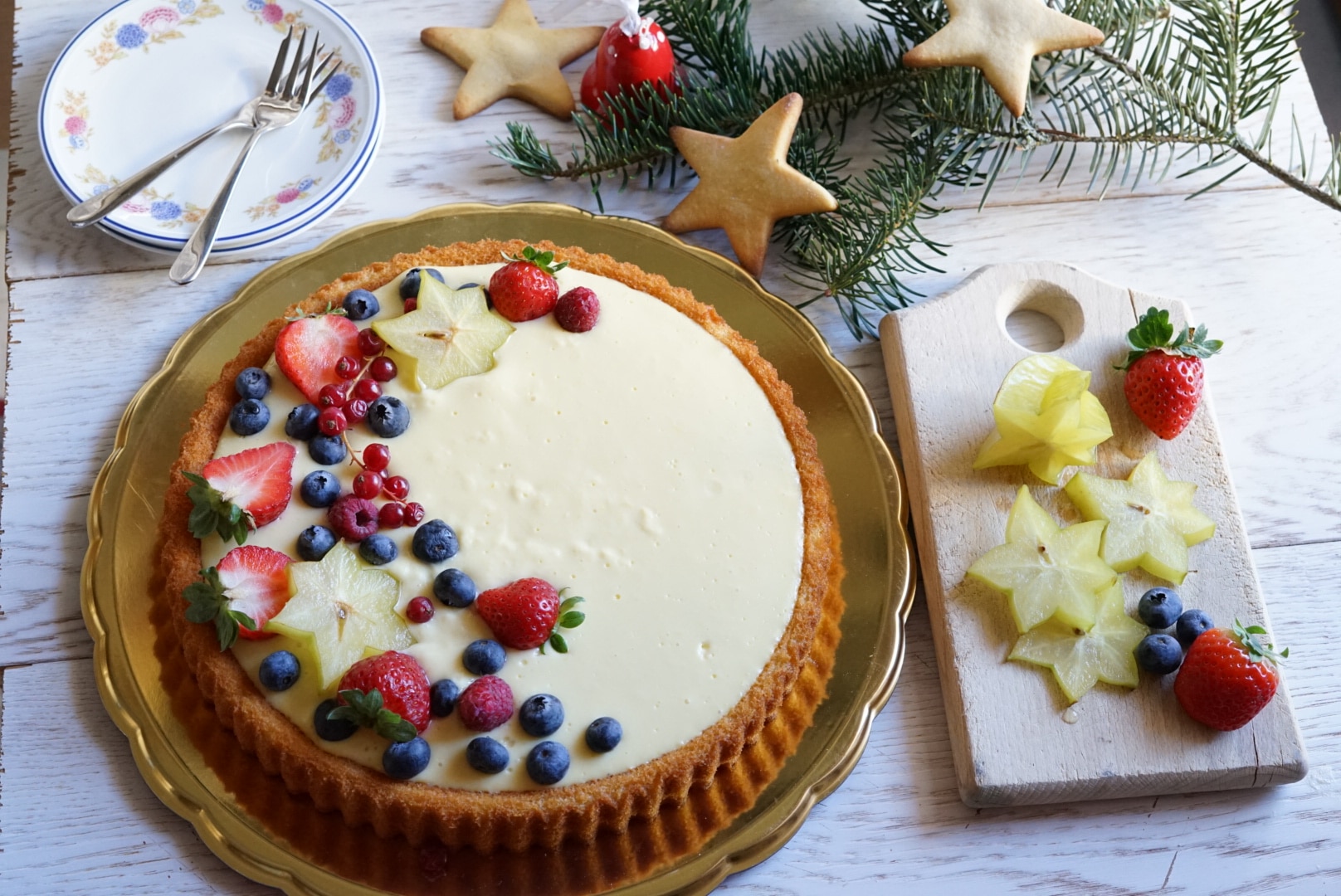 Torta soffice con crema al limone e frutti rossi