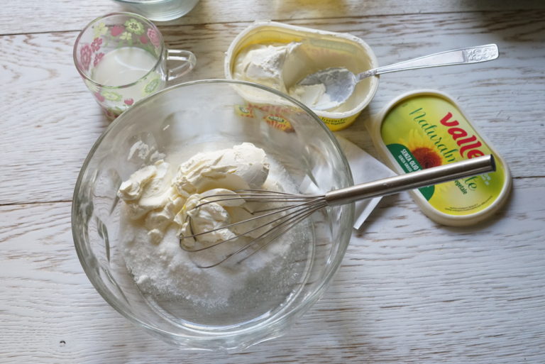 torta soffice con crema al limone e frutti rossi 2