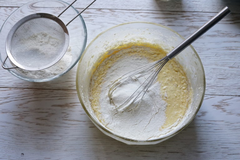 torta soffice con crema al limone e frutti rossi 4