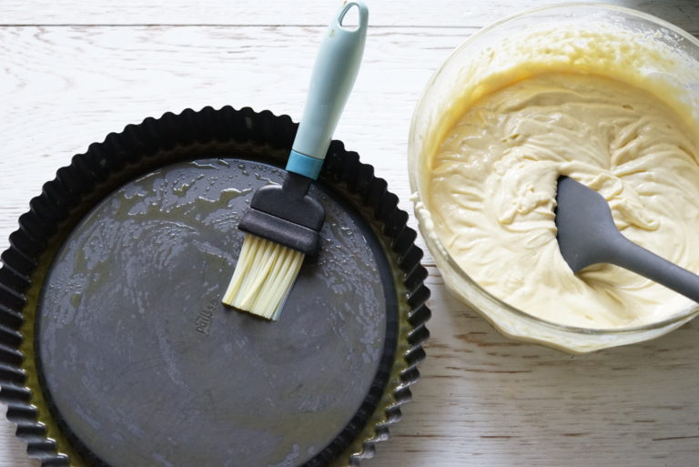 torta soffice con crema al limone e frutti rossi 5