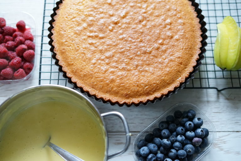 torta soffice con crema al limone e frutti rossi 6