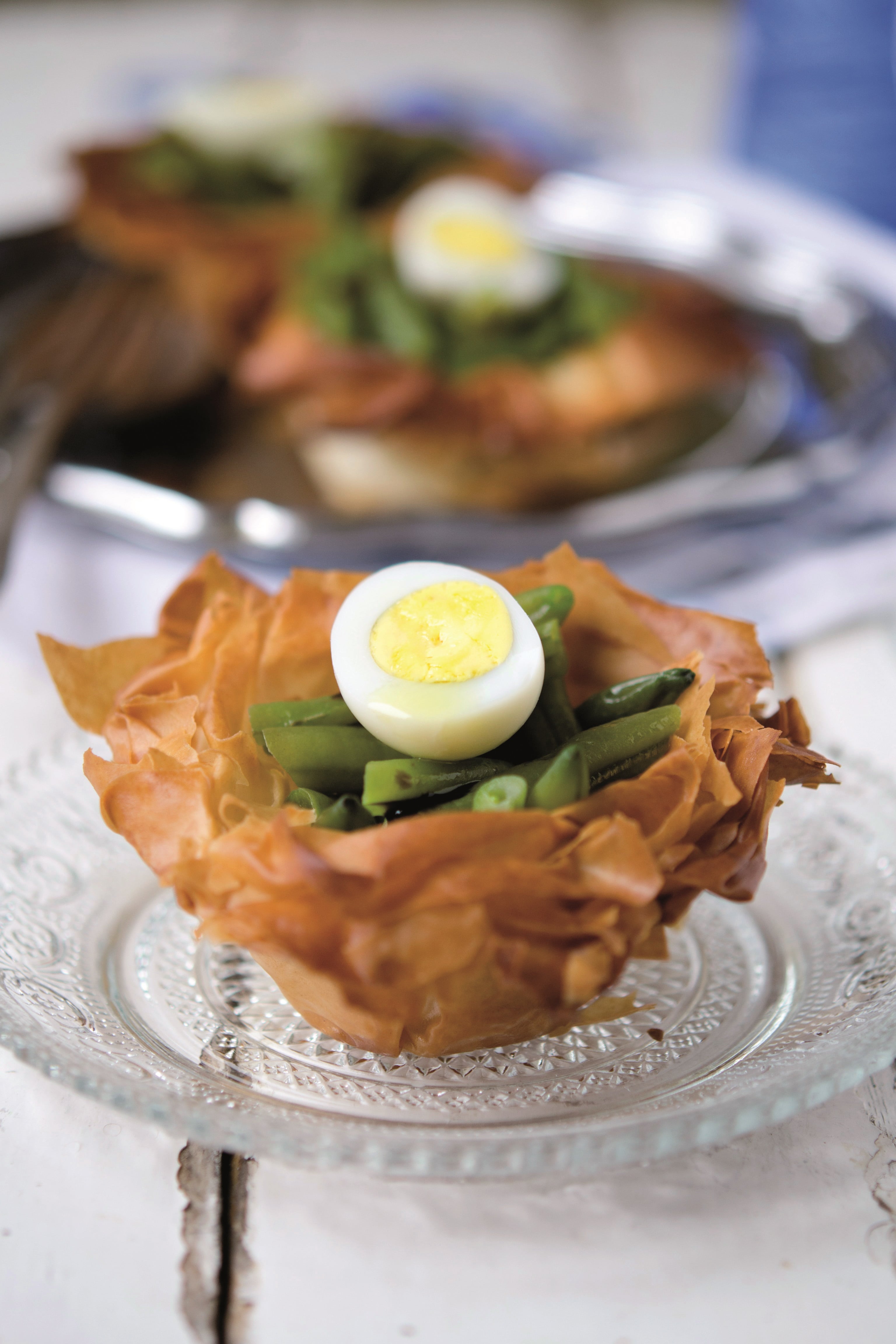 Insalata di fagiolini e uova di quaglia in nidi di pasta phyllo