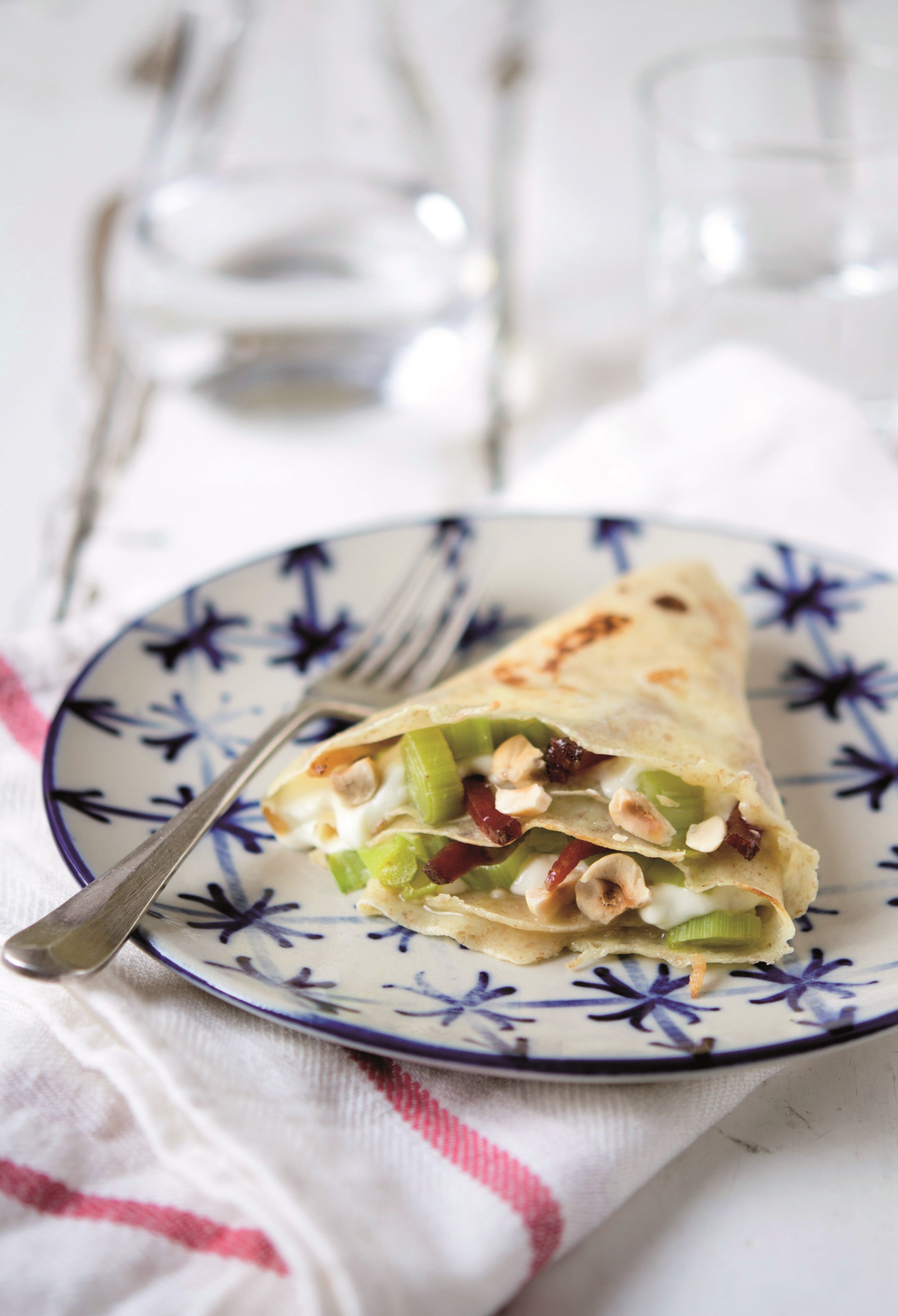 Crêpes con porri, pomodori secchi e nocciole