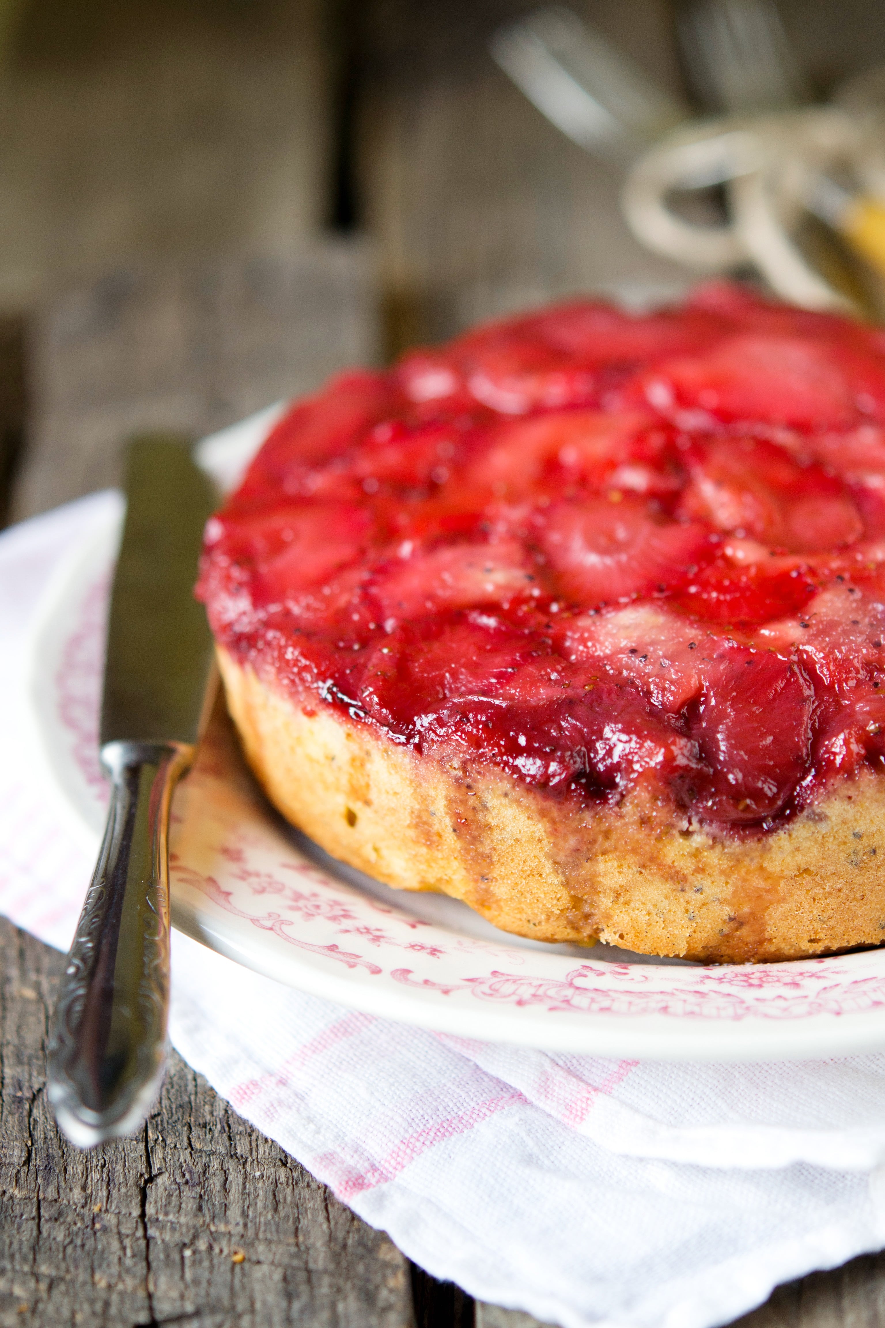Torta rovesciata con fragole e ananas